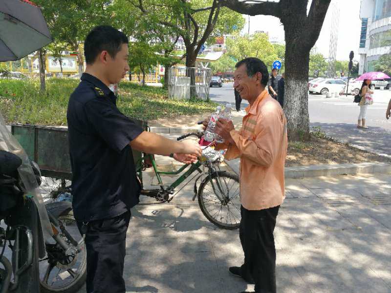 “成人主播
”自发给城市环境“美容师”送清凉